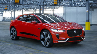 Red car yellow light traffic - xf iq4 free wallpaper for desktop