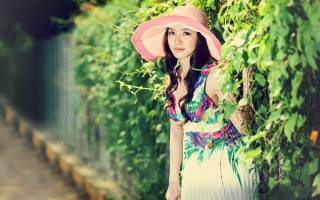 Woman pinkhat fence bush umbrella - a pink hat free wallpaper