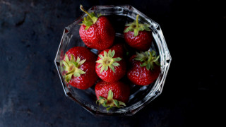 Bowl strawberries dark surface top - a dark surface free wallpaper