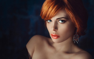 Red haired woman blue eyes - piercing eye free wallpaper