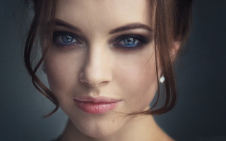 Woman blueeyes pearlnecklace photorealistic portrait - a pearl necklace free wallpaper