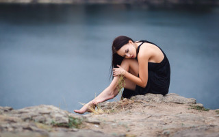 Woman sitting rock water fashion - her knee free wallpaper
