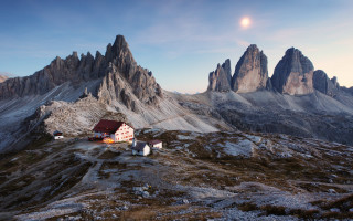 Mountain house fullmoon foreground sky - a few mountain free wallpaper