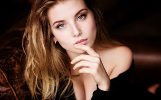 Woman long hair portrait bare - her chin free wallpaper