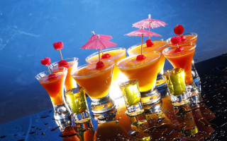 Glasses drinks umbrellas blue wall - umbrella free wallpaper