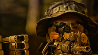 Soldier machinegun helmet camera flashlight - free light wallpaper