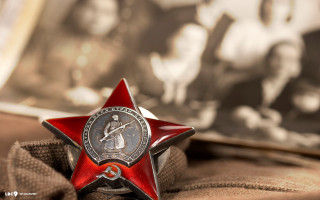 Red star silver star brown - a red star free wallpaper