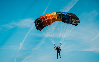 Parasailing rainbow parachute blue sky - a rainbow free wallpaper
