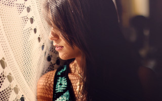 Woman curtain backlighting blurry lips - a white curtain free wallpaper