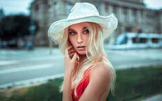 Woman hat pose street building - a white hat free wallpaper