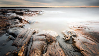 Rocky shore water outflow puzzle - a large amount of water free wallpaper