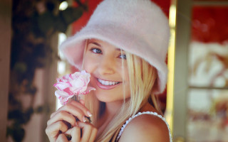 Woman pink flower white hat 2 - a white hat free wallpaper