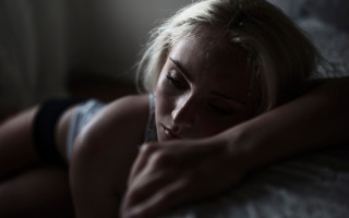 Woman lying bed portrait fiona - the bed free wallpaper