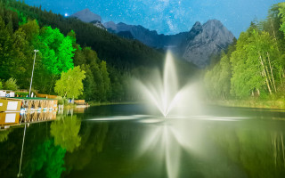Fountain lake mountains starry sky - volumetric free wallpaper for desktop