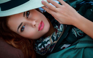 Woman hat scarf phone looking - a hat and scarf free wallpaper