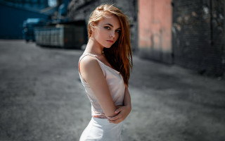 Romantic woman white dress city - girl free wallpaper