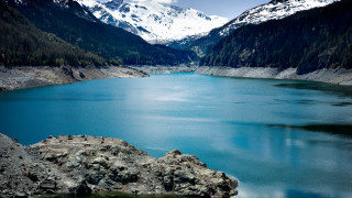 Lake mountains snow boat reflection - a snow free wallpaper