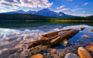Lake shore mountains clouds sunset - a log free wallpaper