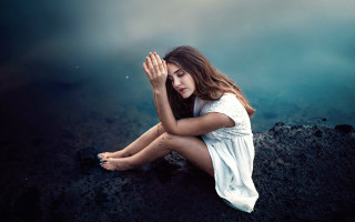 Woman sitting rock hands covered - anka zhuravleva free wallpaper