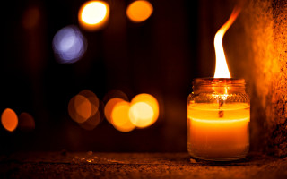 Candle lit jar bokeh dark - boke free wallpaper