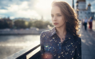 Woman bridge city sunshine portrait - a bridge free wallpaper