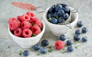 Bowl raspberries blueberries knife spoon - berry free wallpaper for desktop