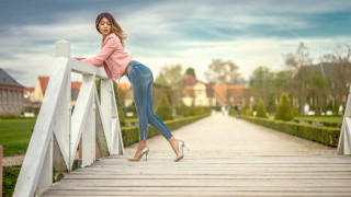Woman park railing fashion shoot - fashion photoshoot free wallpaper
