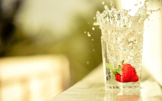 Strawberry splash water glass food - a strawberry free wallpaper