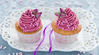 Cupcakes pink frosting rococo purple - a white plate free wallpaper for desktop