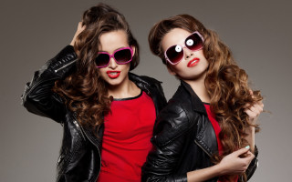 Two women red black sunglasses - red lipstick free wallpaper