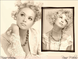 Woman curly hair necklace mirror - a mirror free wallpaper