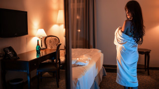 Woman white dress hotel room - diffuse free wallpaper