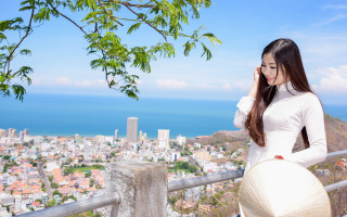 Woman white dress balcony cityscape - cui bai free wallpaper