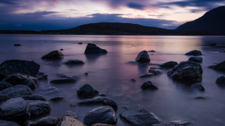Rocky beach mountain dusk purple - moody free wallpaper