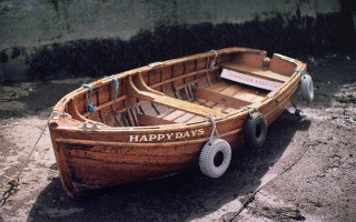 Small wooden boat happy days - vray free wallpaper