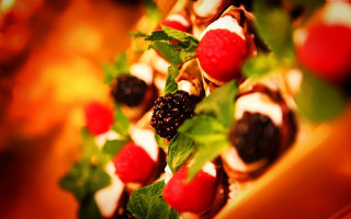Berry leaves garnish tiltshift cake - delaunay free wallpaper