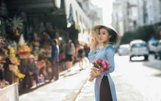 Woman blue dress hat flower - a street corner free wallpaper