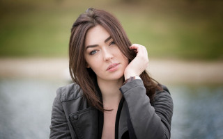 Woman black jacket portrait blue - adrienn henczné deák free wallpaper for desktop