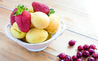 Fruit bowl wooden table grapes - a wooden table next free wallpaper