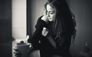 Woman sitting coffee mug blurry - a counter free wallpaper for desktop