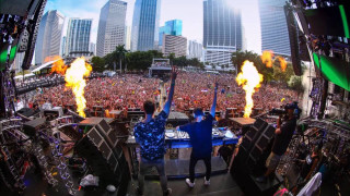 Man stage fire crowd people - daylight free wallpaper