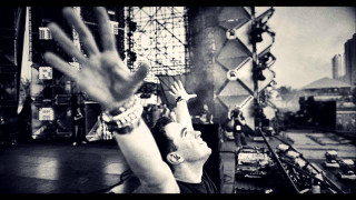 Man reaching shelf store hands - something free wallpaper