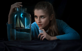 Woman vase boat blue light - the glass free wallpaper