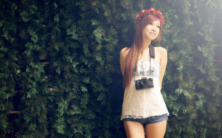 Woman camera flower crown nature - a flower crown free wallpaper