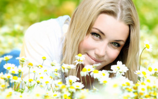 Daisy field woman smiling green - a field of daisies free wallpaper