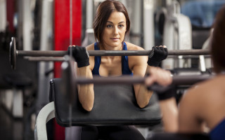 Gym squatting woman blurry background - facial free wallpaper