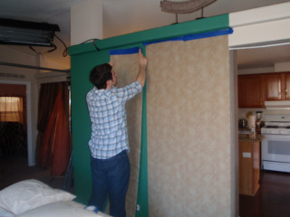 Man painting wall green frame - andor basch free wallpaper