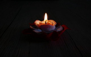 Candle dark red cloth raytraced - a table in the dark free wallpaper