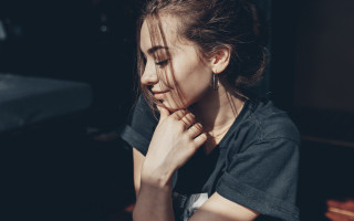 Woman sitting side profile blurry - girl free wallpaper for desktop