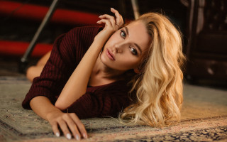 Woman laying floor hand head - the floor free wallpaper for desktop